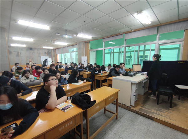 同学们认真听讲