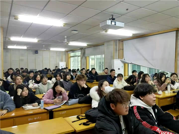 学生们正接受着宣传教育