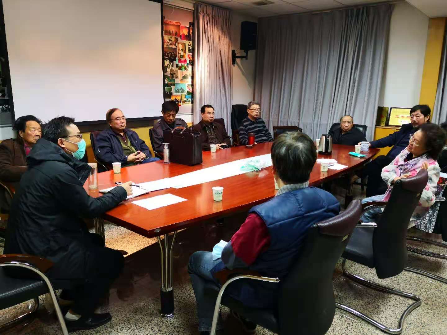 系主任吕斌组织全体退休教师学习文件精神