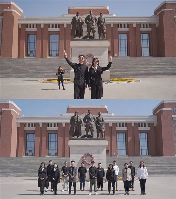 纪念碑前缅怀朗诵